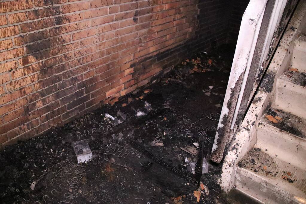 Brandende bank zorgt voor schade in trappenhuis