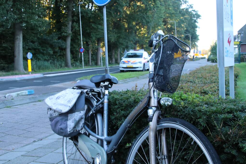 Overstekende fietsster aangereden door auto