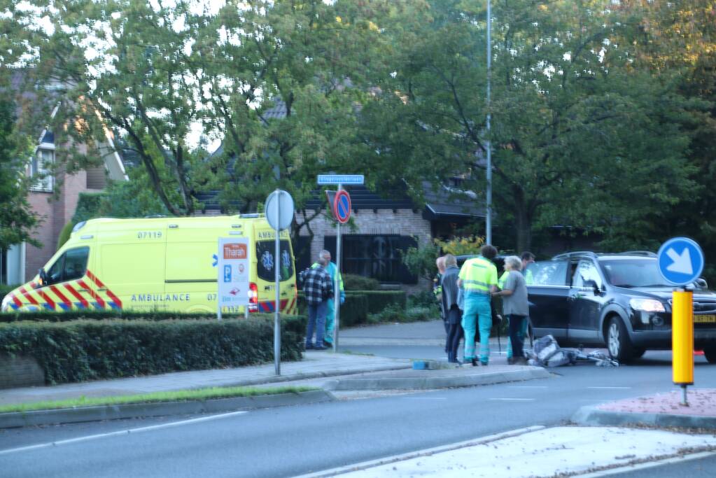 Overstekende fietsster aangereden door auto