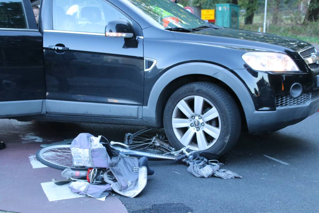 Overstekende fietsster aangereden door auto