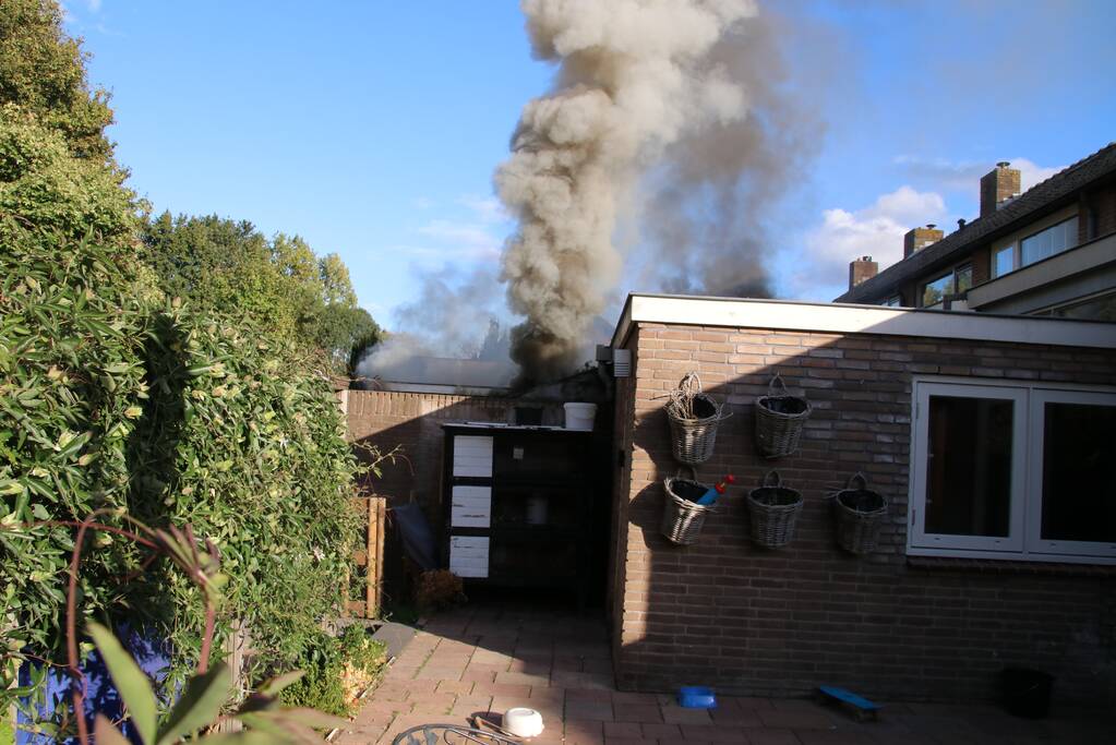 Uitslaande brand in schuur