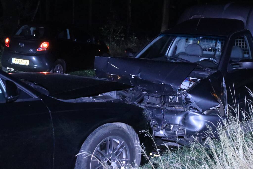 Veel schade na frontale aanrijding