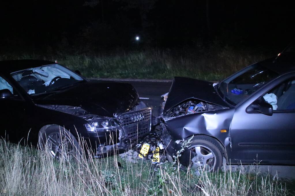 Veel schade na frontale aanrijding