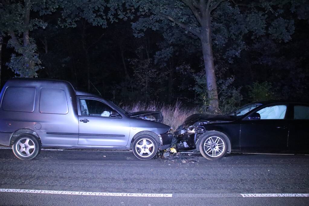 Veel schade na frontale aanrijding
