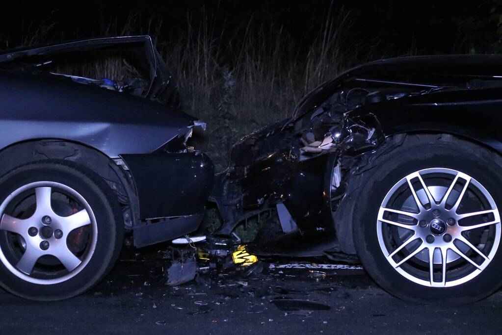Veel schade na frontale aanrijding