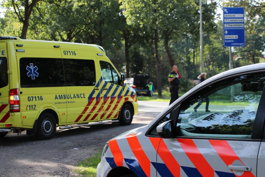 Fietsster gewond na aanrijding met personenauto