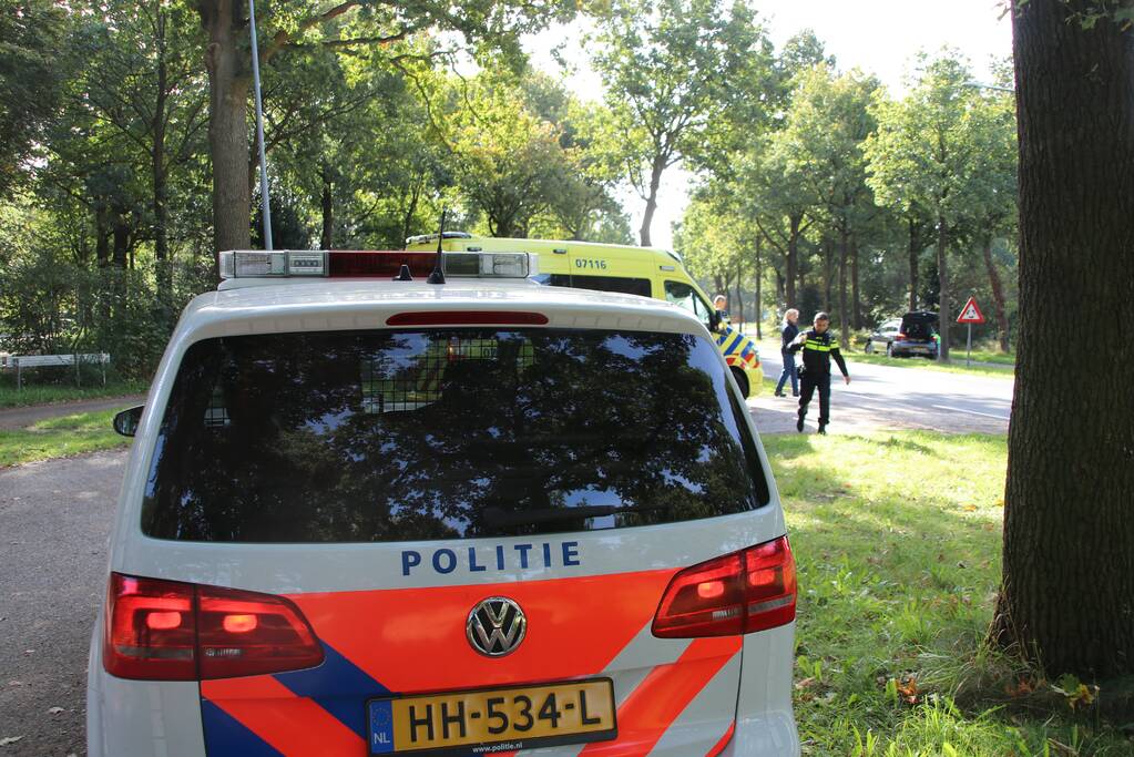 Fietsster gewond na aanrijding met personenauto