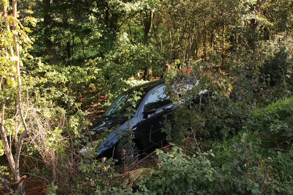 Automobilist rijdt van talud bij oprit