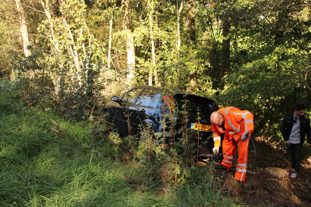 Automobilist rijdt van talud bij oprit