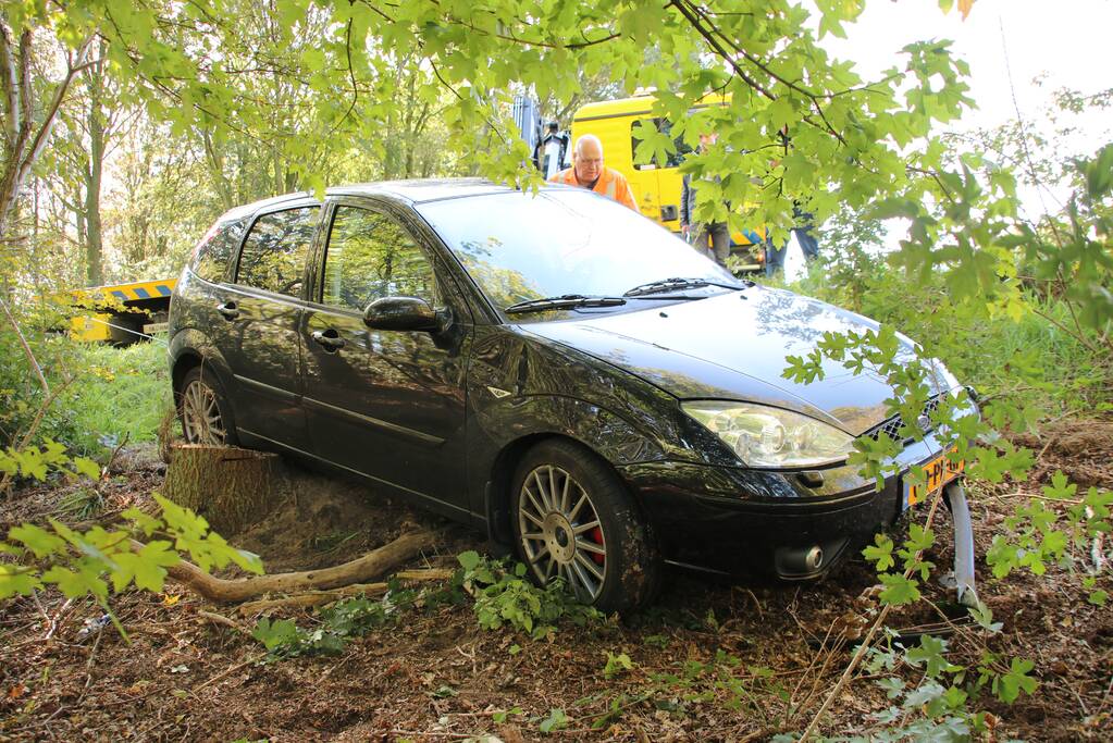 Automobilist rijdt van talud bij oprit