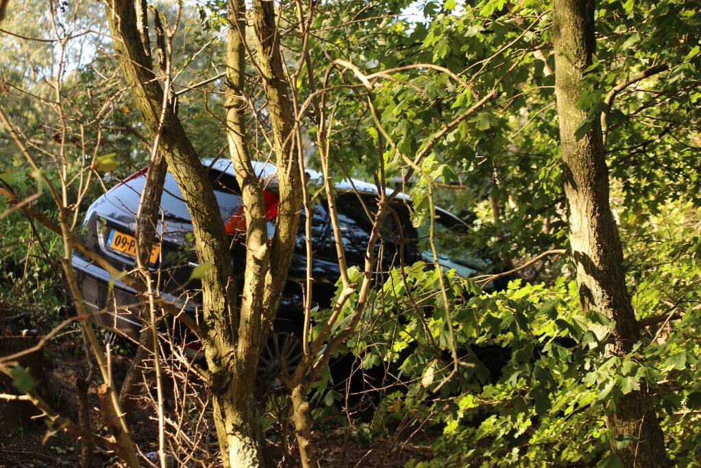 Automobilist rijdt van talud bij oprit