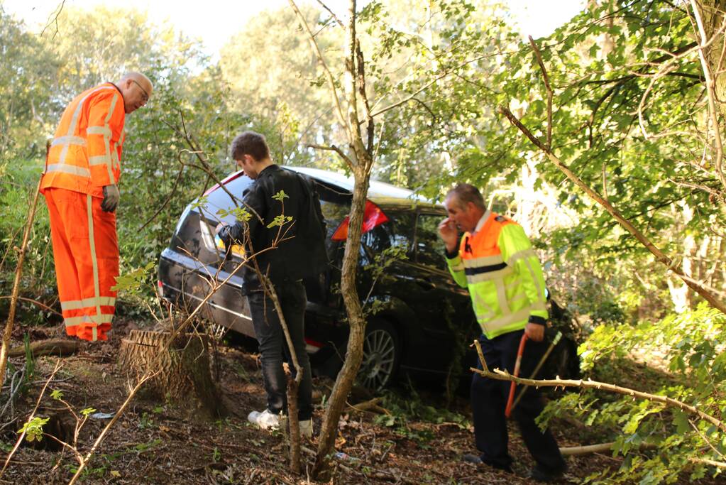 Automobilist rijdt van talud bij oprit