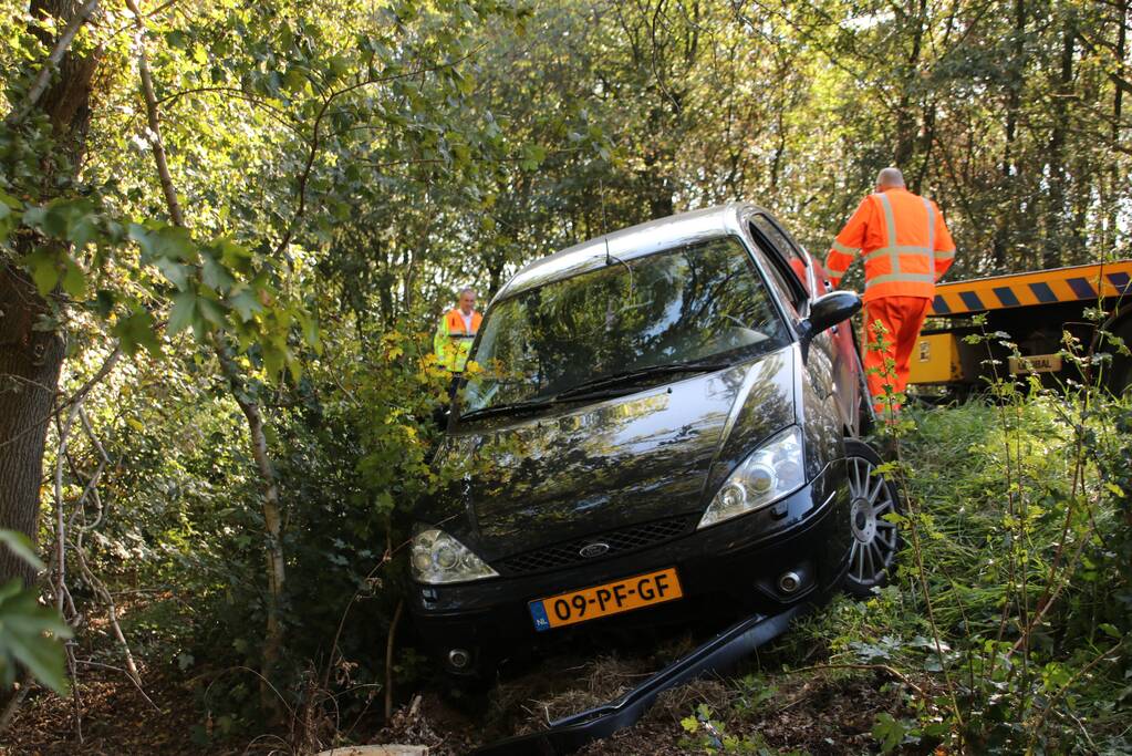 Automobilist rijdt van talud bij oprit