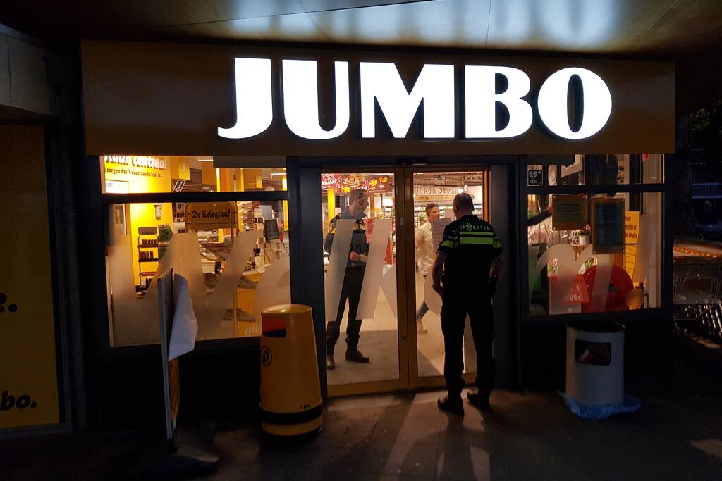 Man doet greep uit kassa en vlucht