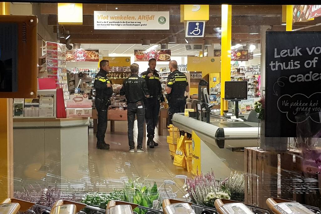 Man doet greep uit kassa en vlucht