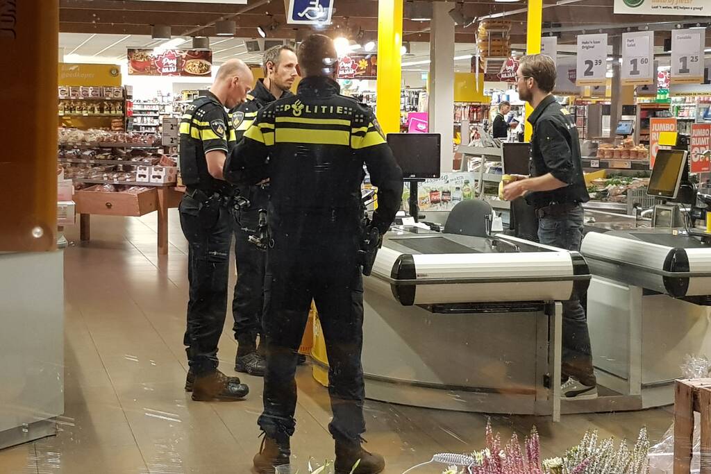 Man doet greep uit kassa en vlucht