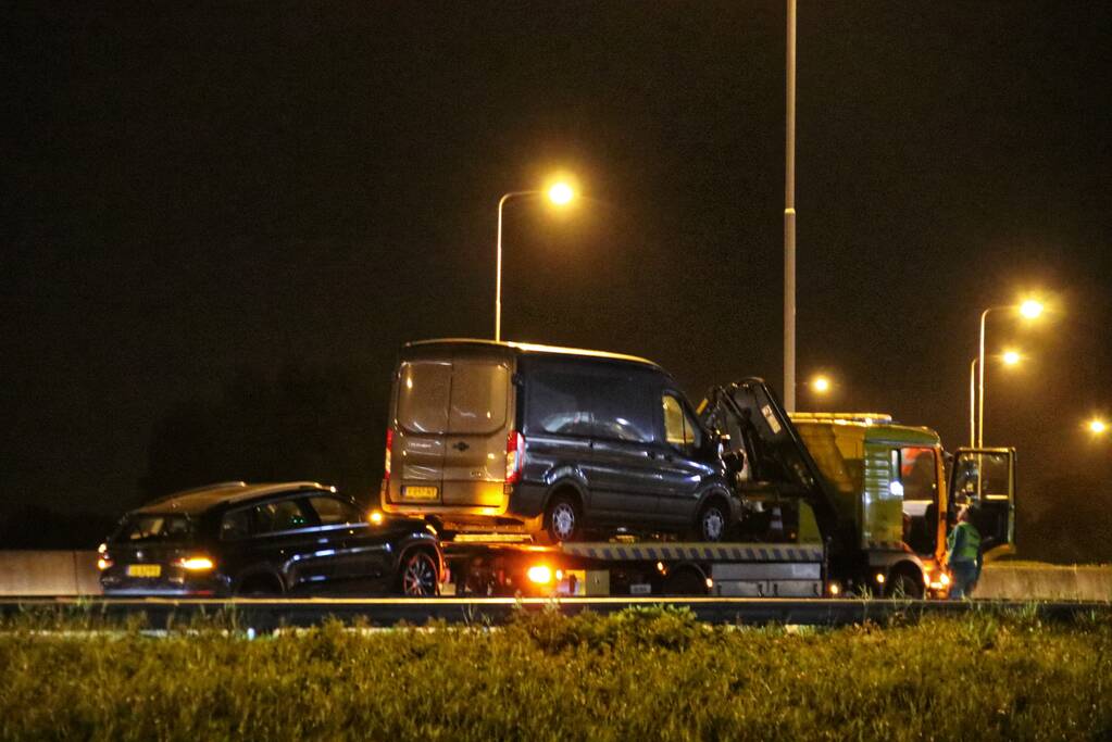 Bestelbus botst op personenauto