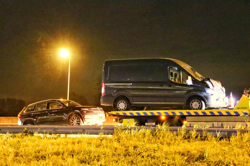 Bestelbus botst op personenauto