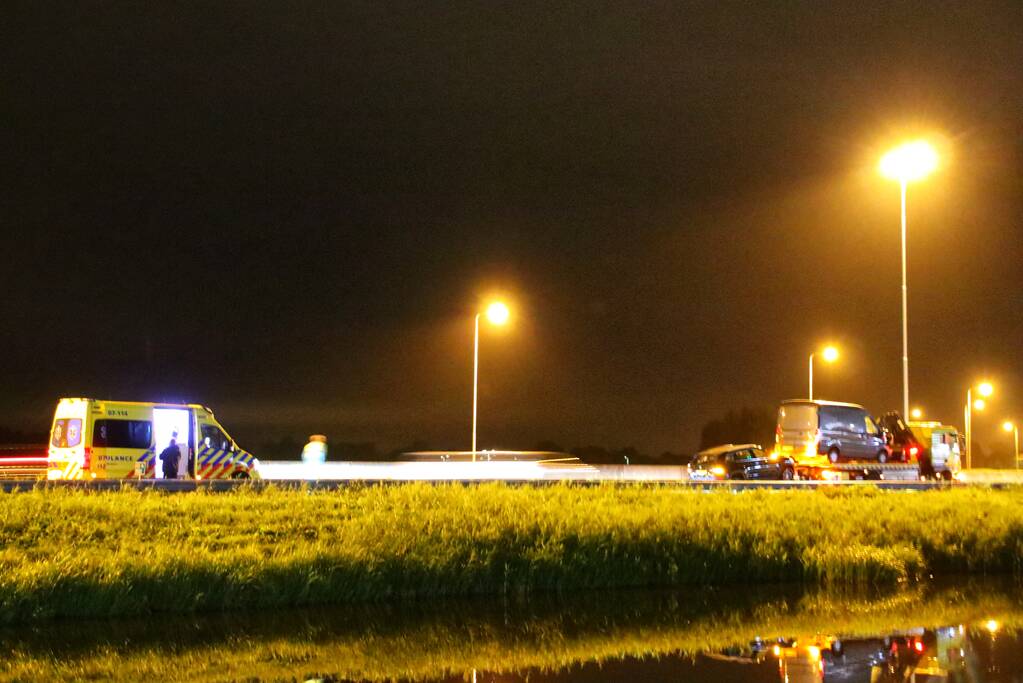 Bestelbus botst op personenauto