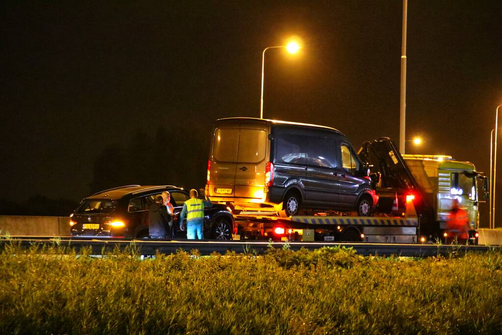 Bestelbus botst op personenauto