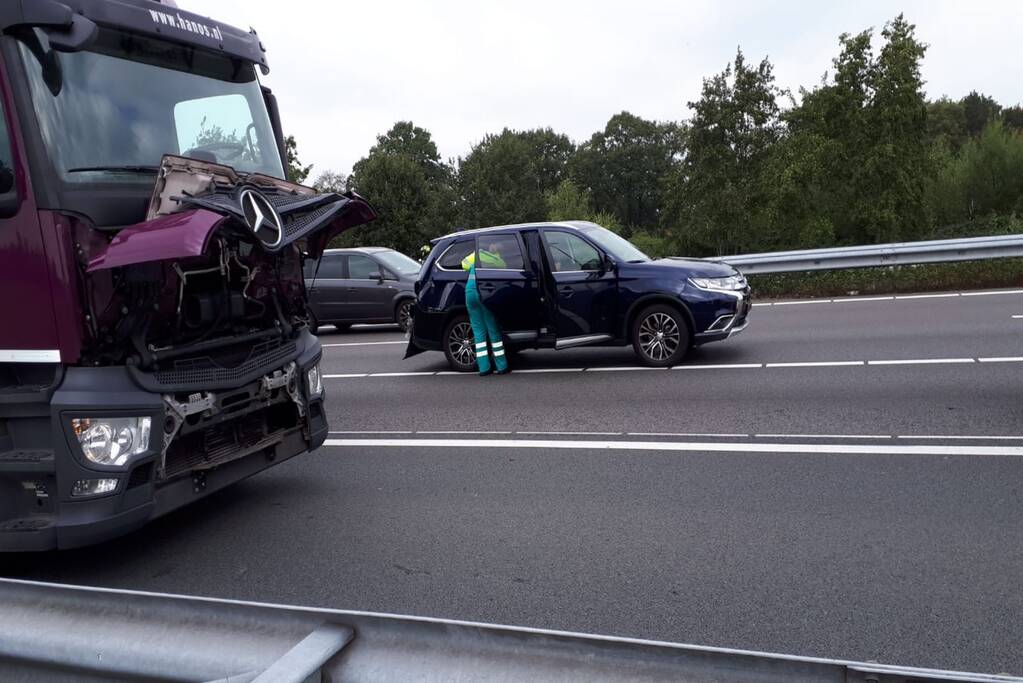 Gewonde bij flinke aanrijding tussen auto en vrachtwagen