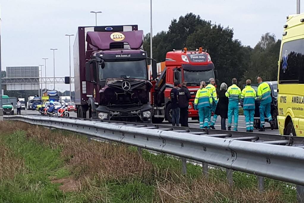 Gewonde bij flinke aanrijding tussen auto en vrachtwagen