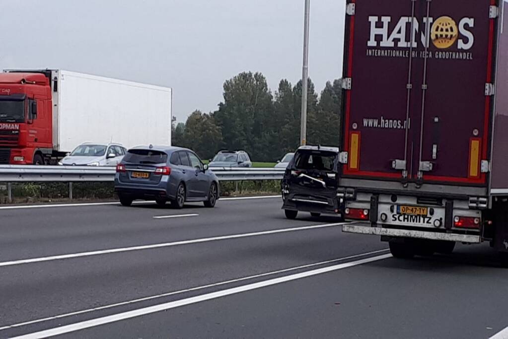 Gewonde bij flinke aanrijding tussen auto en vrachtwagen