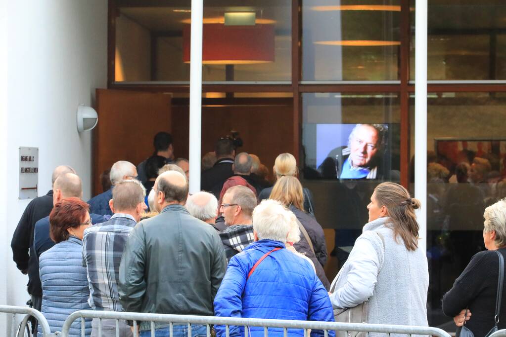 Fans nemen afscheid van Koos Alberts