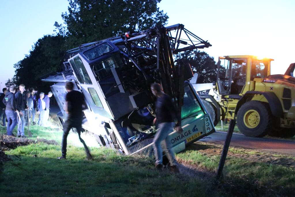 Kraanwagen belandt in de sloot