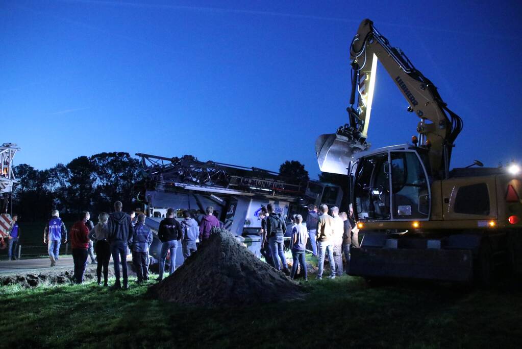 Kraanwagen belandt in de sloot