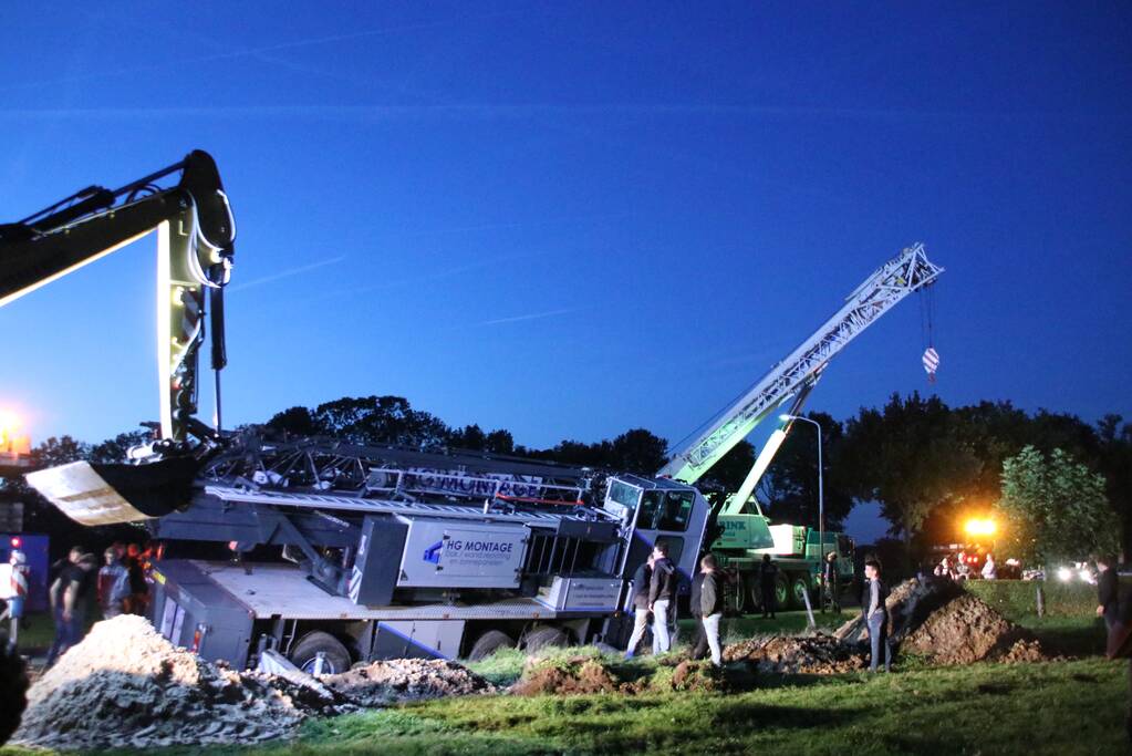 Kraanwagen belandt in de sloot