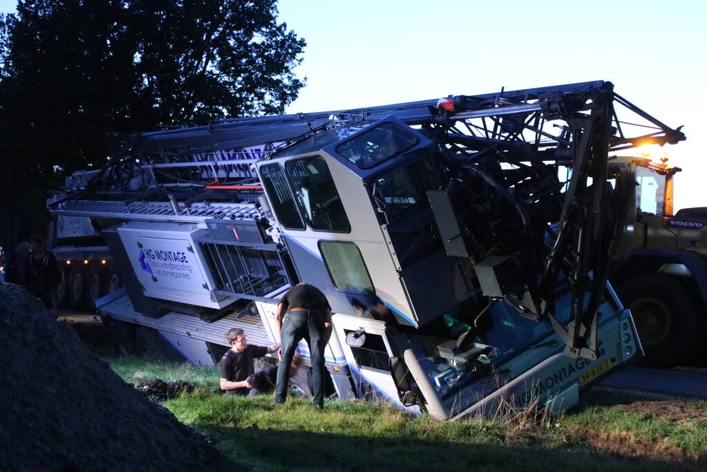 Kraanwagen belandt in de sloot