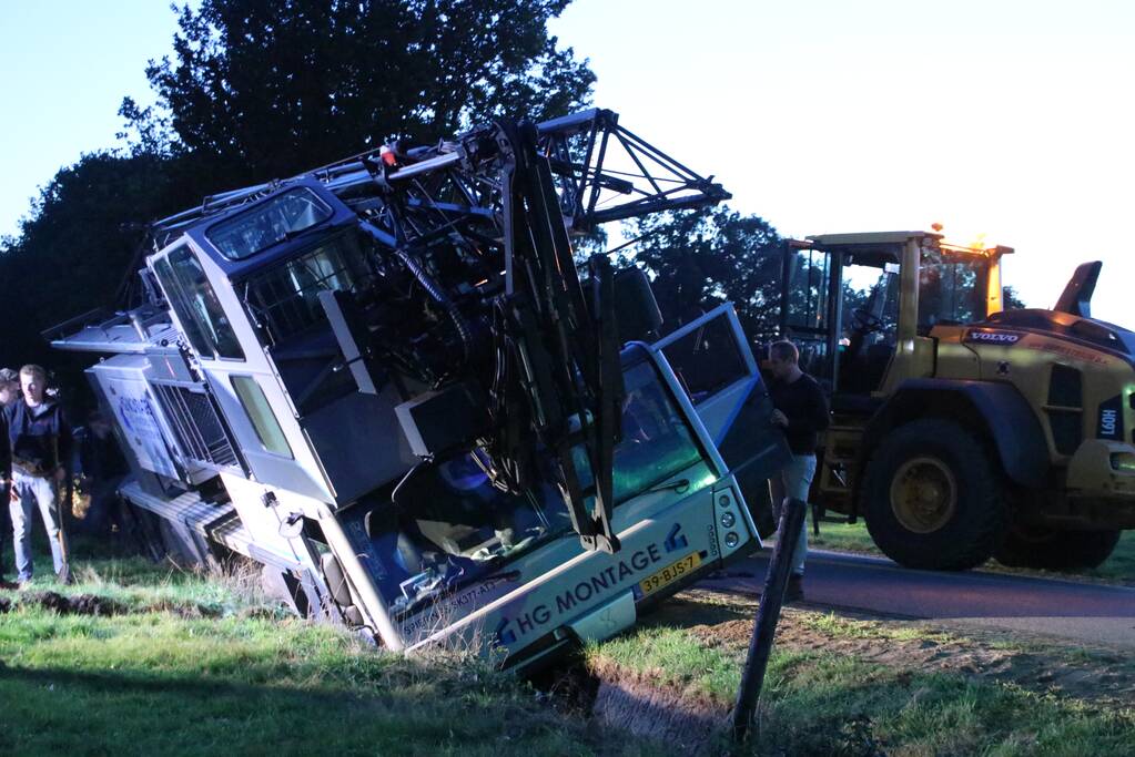 Kraanwagen belandt in de sloot
