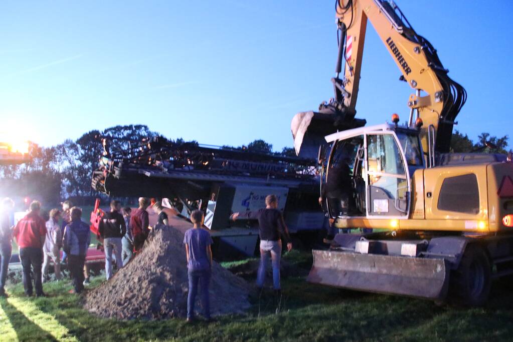 Kraanwagen belandt in de sloot