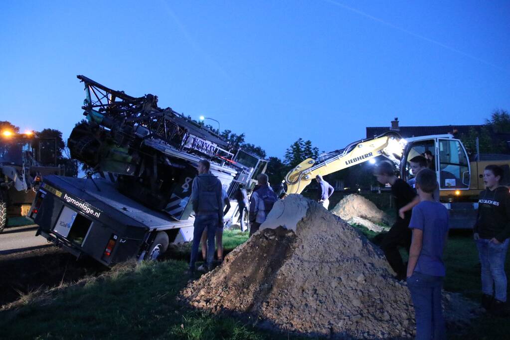 Kraanwagen belandt in de sloot