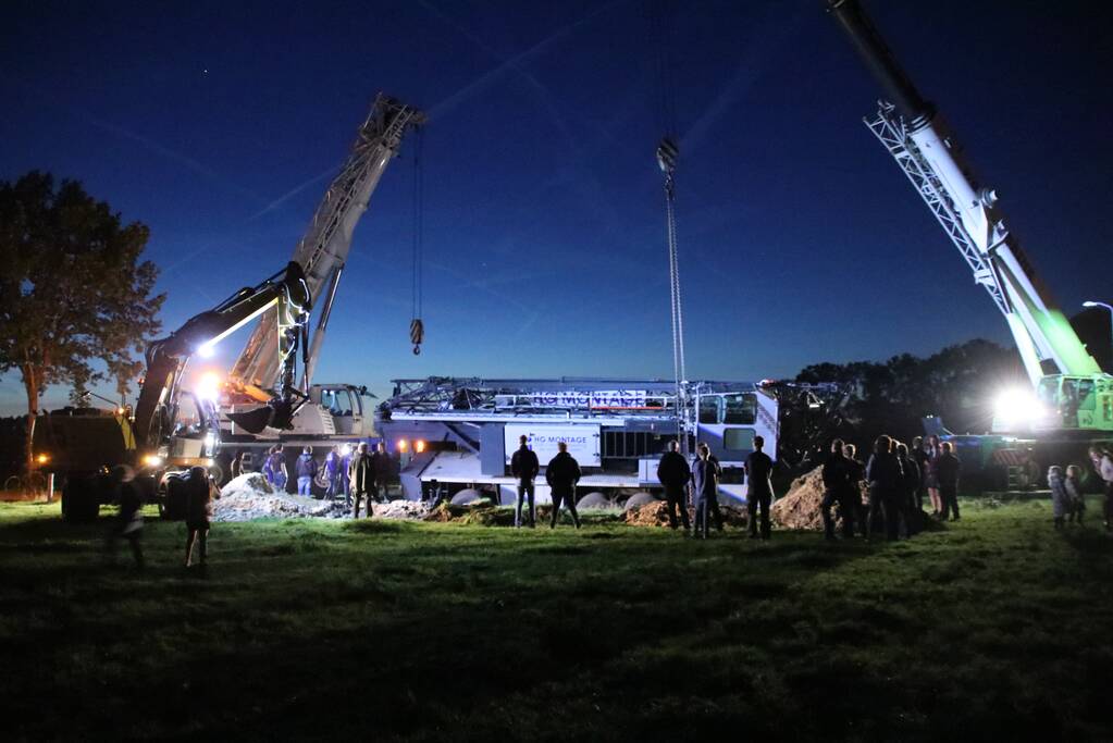 Kraanwagen belandt in de sloot