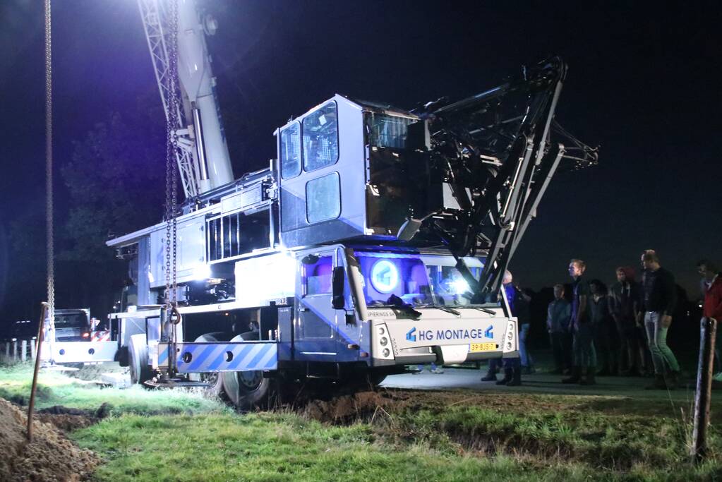 Kraanwagen belandt in de sloot
