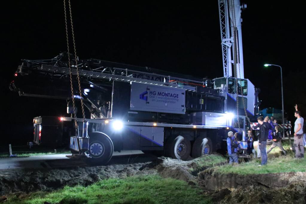 Kraanwagen belandt in de sloot