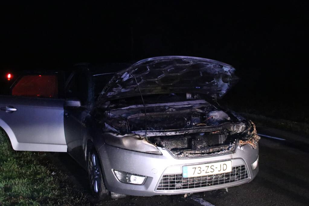 Auto vat vlam tijdens het rijden