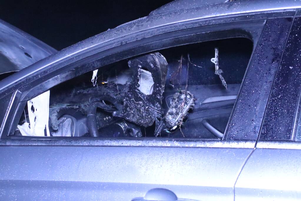 Auto vat vlam tijdens het rijden