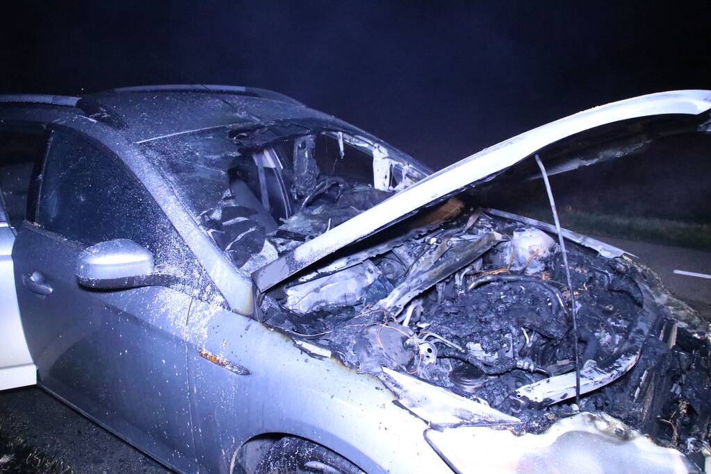 Auto vat vlam tijdens het rijden