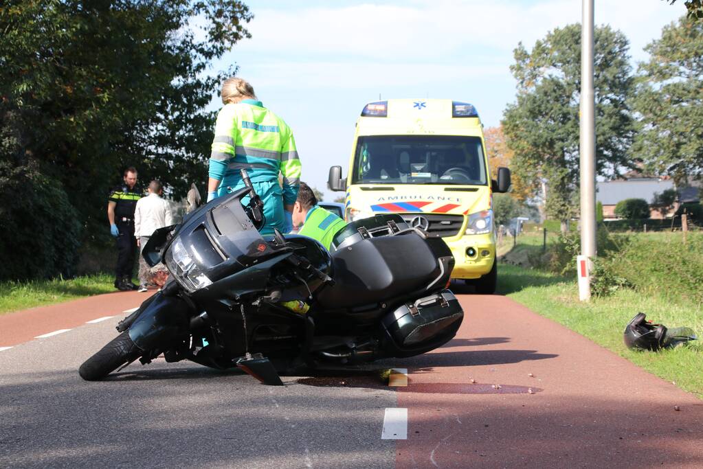 Motorrijder botst op auto