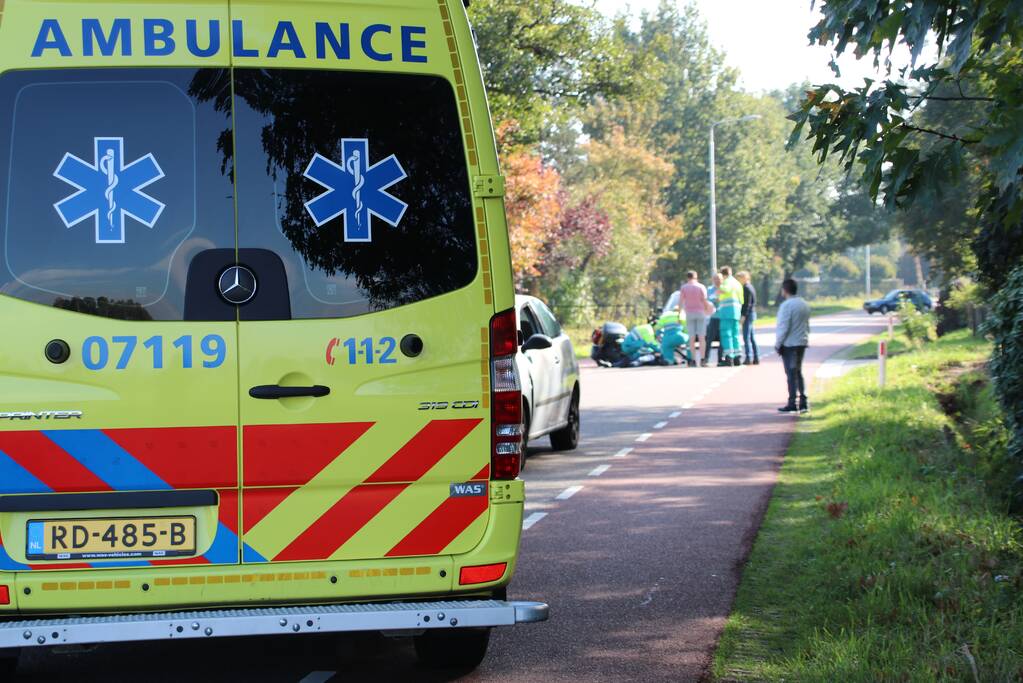 Motorrijder botst op auto