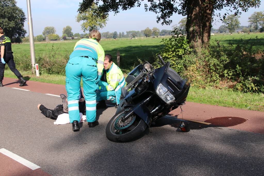 Motorrijder botst op auto