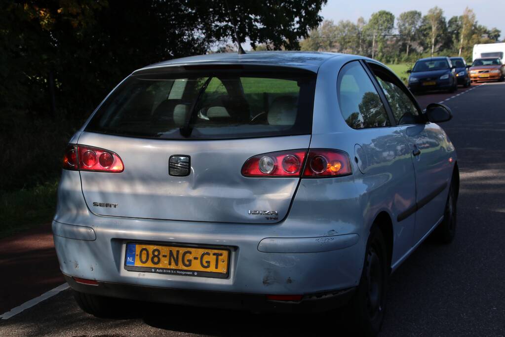 Motorrijder botst op auto