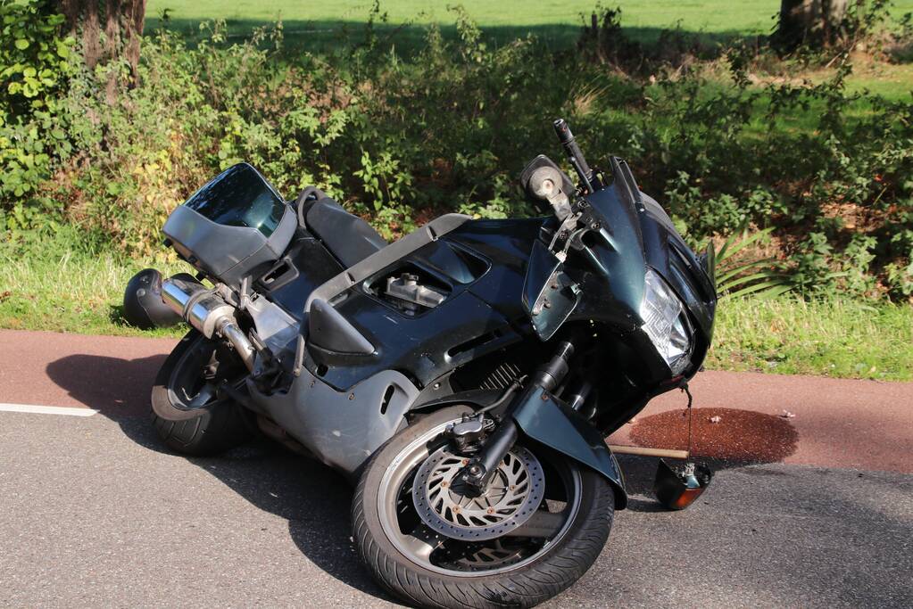 Motorrijder botst op auto