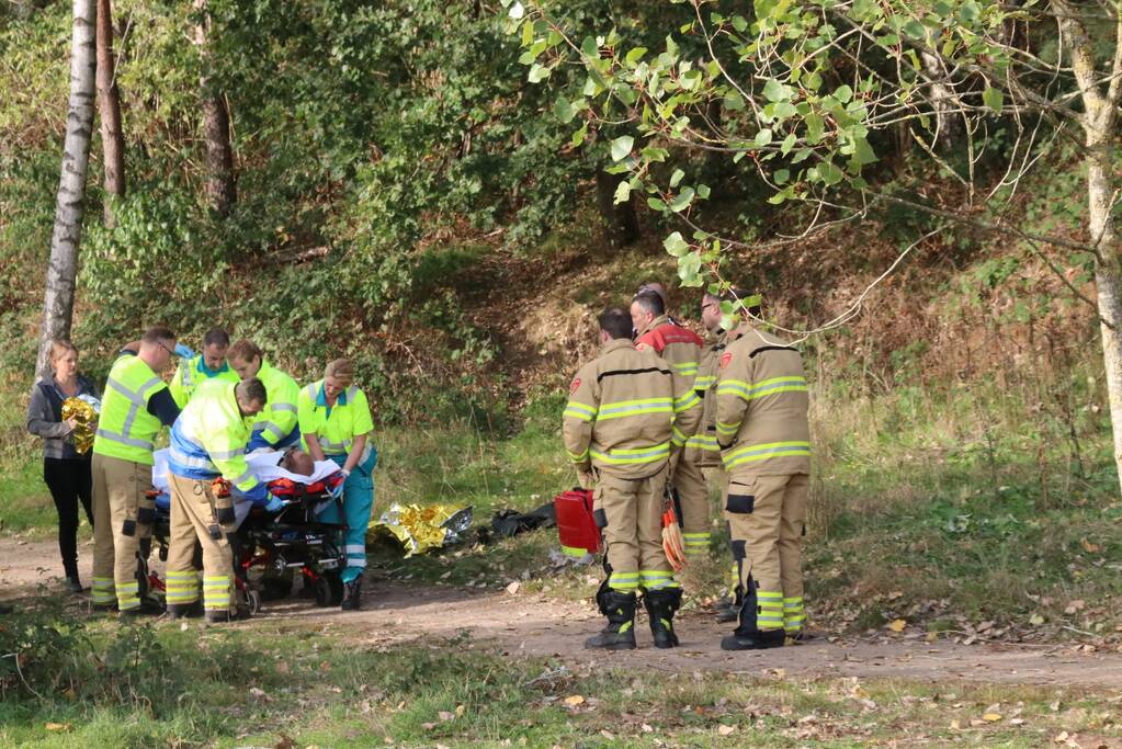 Mountainbiker valt in zandgat in het bos en raakt gewond
