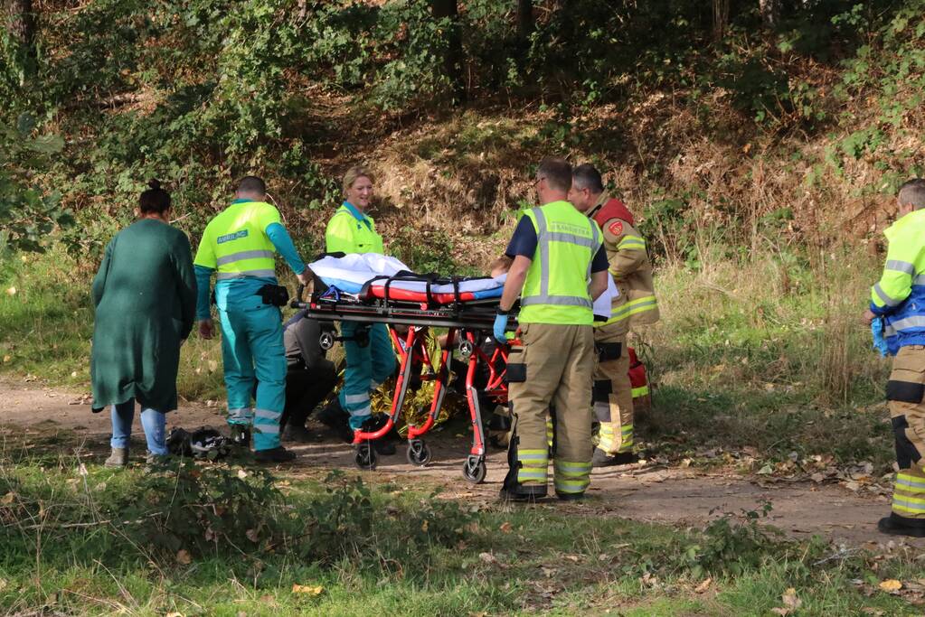 Mountainbiker valt in zandgat in het bos en raakt gewond