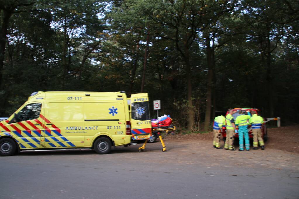 Mountainbiker valt in zandgat in het bos en raakt gewond