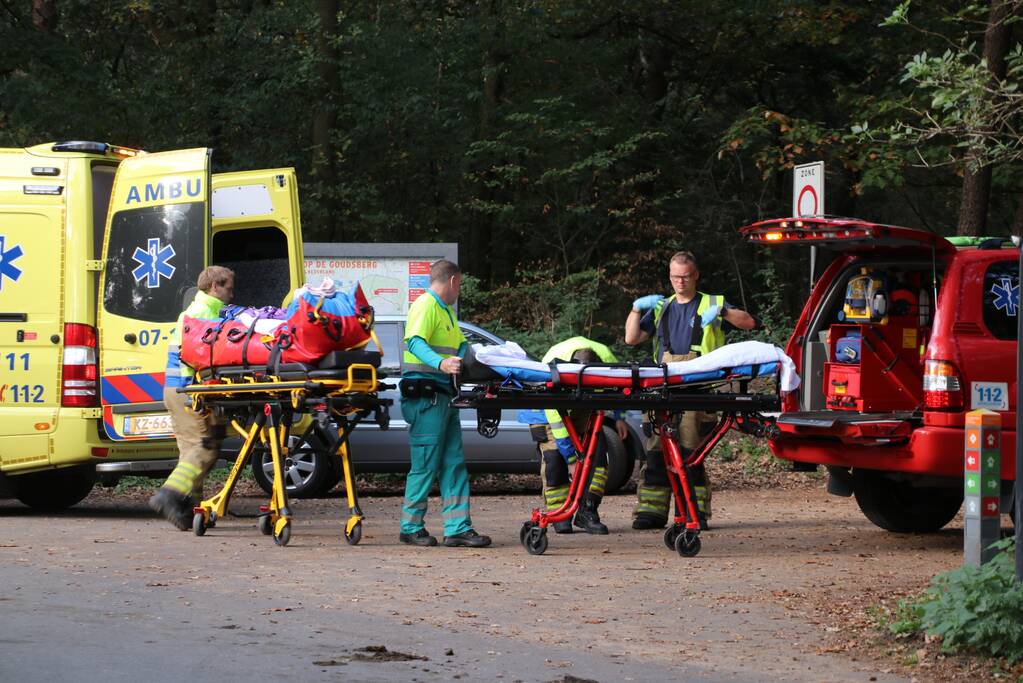 Mountainbiker valt in zandgat in het bos en raakt gewond